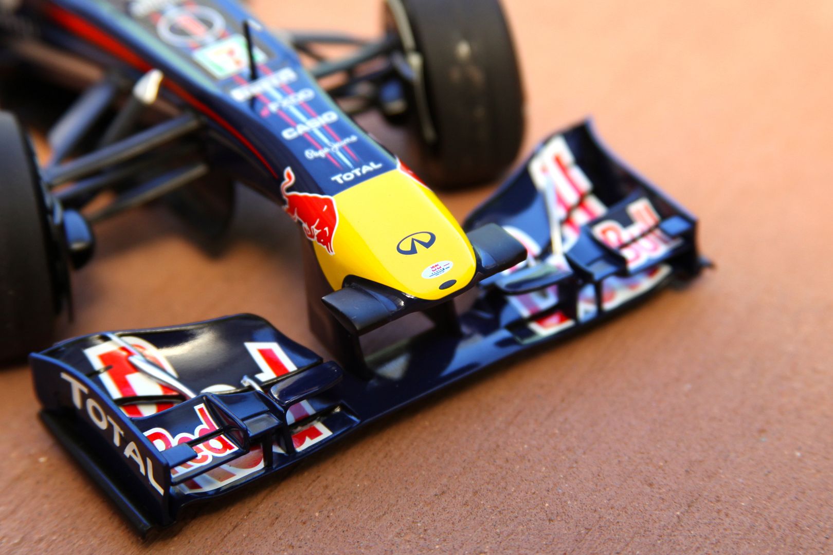 Minichamps: Red Bull RB7 Sebastian Vettel - 2011 Japanese GP